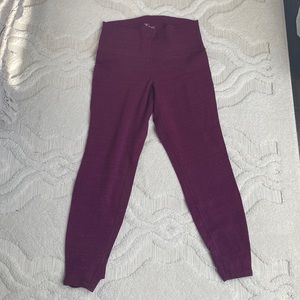 NWOT woman’s purple Old Navy active leggings. Size medium petite.